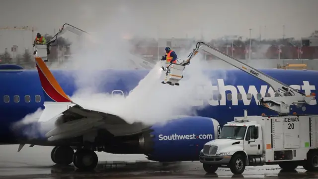 Imagem mostra trabalhadores descongelando avião da Southwest Airlinesinternational bet365Chicago