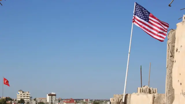 Tel Abyad'da dalgalanan Türk ve Amerikan bayrakları