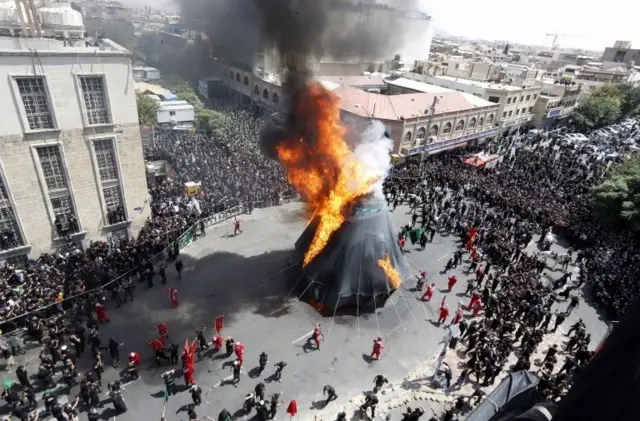 مراسم تعزیه در مرکز تهران ظهر عاشورا؛ ازدحام جمعیت اطراف این محل کاملا مشهود است