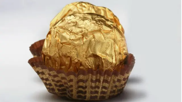 Trufa envuelta en papel de aluminio dorado