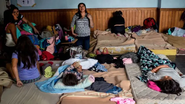 El ambiente en los albergues, aunque no festivo, tampoco fúnebre. Hay conciertos, reuniones, juegos para los niños.