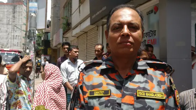 ঘটনাস্থলে ফায়ার সার্ভিসের মোহাম্মদ রেজাউল করিম।