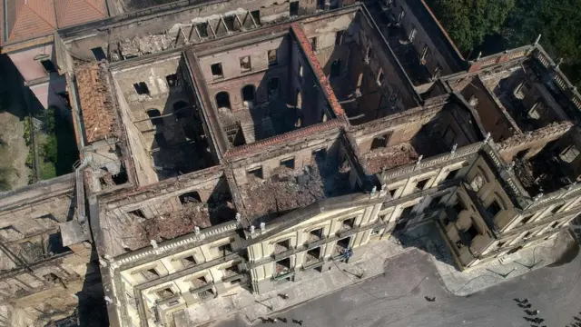 Vista aérea do Museu Nacional nesta segunda-feira, após ser consumido pelas chamas