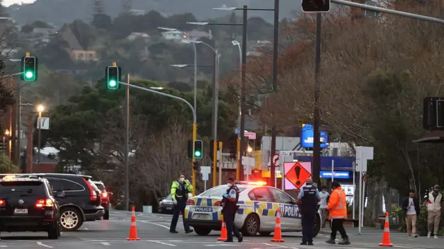 লিন মলের সামনে পুলিশের গাড়ি