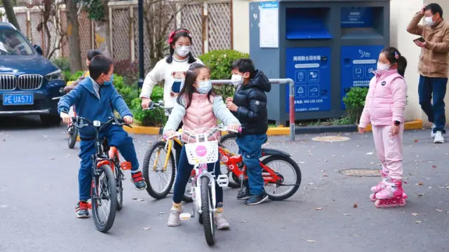 Şangay'ın karantina altındaki bir bölgesinde insanlar egzersiz yapmaya devam ediyor