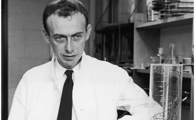 Джеймс Вотсон біля молекулярної структури моделі ДНК