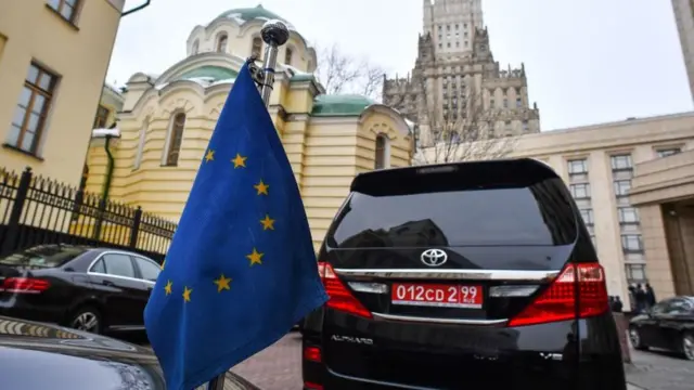 Automobil sa zastavom Evropske unije u Moskvi