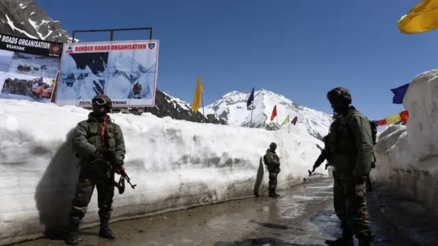 အဲဒီ နယ်စပ်ဒေသတစ်လျှောက် ကားလမ်းတွေ အမြန်ဖောက်နိုင်ဖို့ အိန္ဒိယက ကြိုးပမ်းနေ