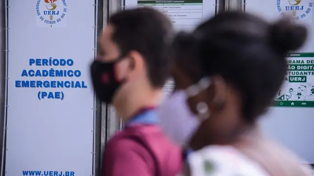 Participantes usando máscaras no Enem 2020
