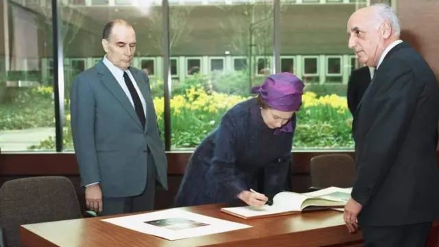 O presidente francês François Mitterrand e a rainha Elizabeth 2ª abriram formalmente o JETesporte da sorte jogo de futebol1984