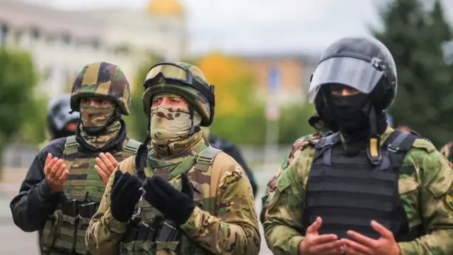 Сотрудники силовых структур Ингушетии молятся во время митинга в Магасе