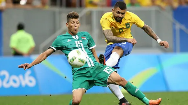 Jugador iraquí bloquea avance de jugador brasileño