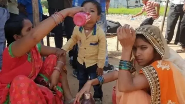 પરેશાન પ્રવાસી પોતાના રાજ્યોમાં પરત ફરી રહ્યા છે