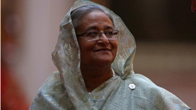 バングラデシュで3期目の首相を務めるシェイク・ハシナ氏は、他の女性首脳と共に女王を囲んだ