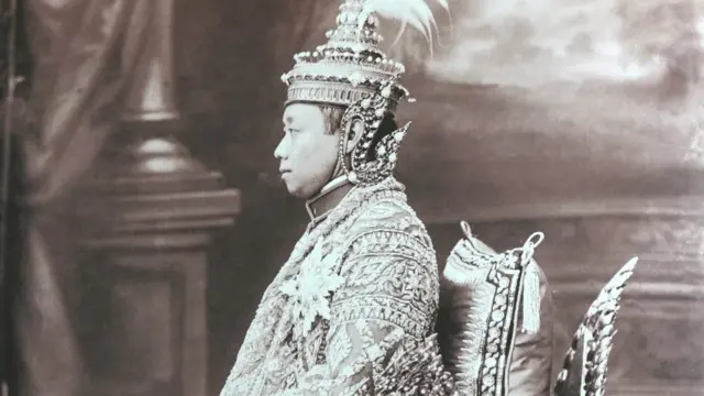 พระบาทสมเด็จพระมงกุฎเกล้าเจ้าอยู่หัว รัชกาลที่ 6 ทรงฉลองพระองค์เครื่องบรมขัตติยราชภูษิตาภรณ์