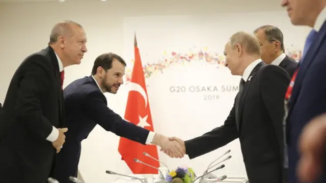 berat albayrak putin ile el sıkışırken