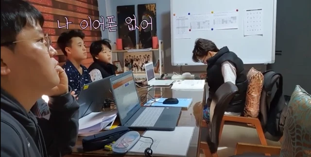 사상 첫 온라인 개학을 맞아 학년도 학교도 다른 10명의 아이들은 한 집에서 다같이 수업을 듣게 됐다