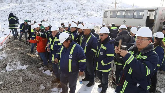 Жогорку Кеңештин депутаттары, өкмөт мүчөлөрү, жарандык коомдун өкүлдөрү, журналисттерден турган топ Кумтөр алтын кенине барып келишти.