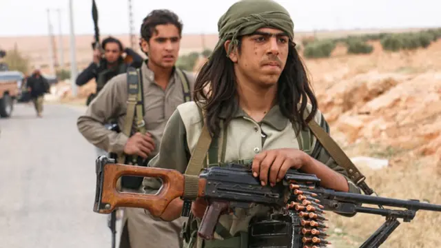 ஆயுதத்தோடு நடமாடும் போராளிகள்