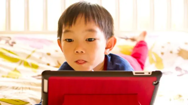 Mtoto anatizama tabiti