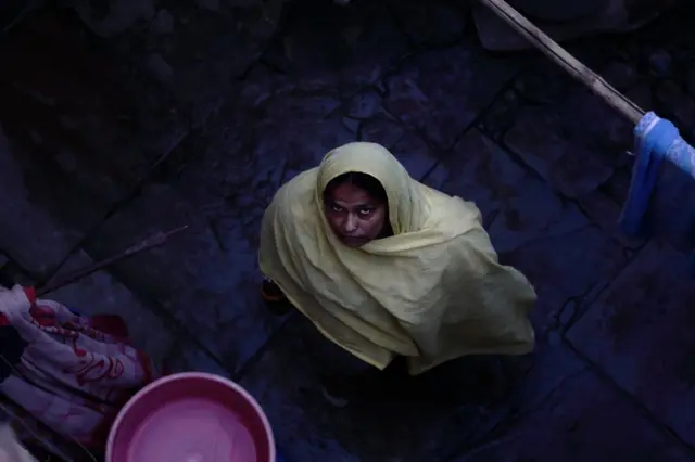 হুসনা বেগম ভয় পাচ্ছেন টাকার অভাবে তার সন্তানদের পড়ালেখা না বন্ধ হয়ে যায়।