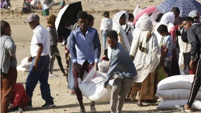 نازحون يتسلمون مساعدات إغاثية في مدينة ميكيلي في تيغراي