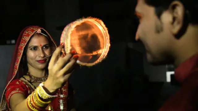 ভারতে বিয়েকে অত্যন্ত পবিত্র একটি সম্পর্ক হিসাবে বিবেচনা করা হয় যে সম্পর্ক আমৃত্যু থাকতে হবে বলে সমাজের বিশ্বাস