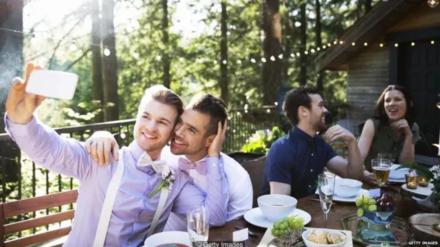 दोन तरूण