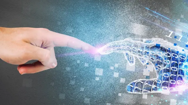 Mano de hombre y mano digital en pose de la Capilla Sixtina