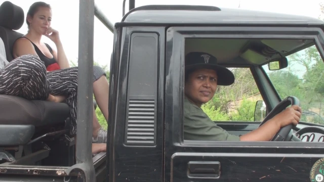 සංචාරකයින් පිරිසක් සමග