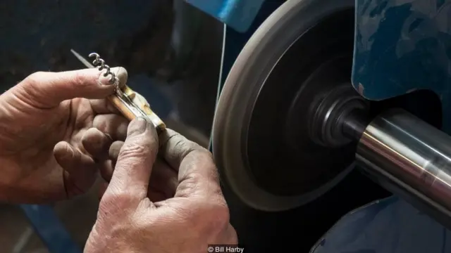 每一把刀都是蒂耶爾刀具店老闆手工製作