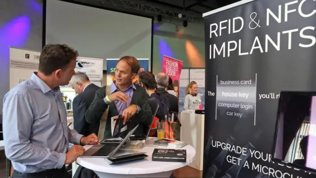 مجموعة من زوار مهرجان ول الأجهزة المتطورة القابلة للارتداء