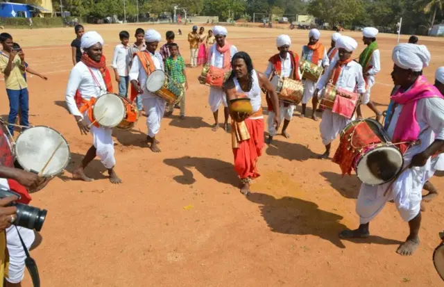 అనంతపురం జిల్లాలో సంక్రాంతి వేడుకల్లో జానపద కళాకారుల ప్రదర్శనలు