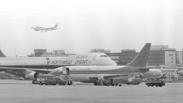 港龍航空試飛波音737-200客機(前)抵達香港(啟德)國際機場(17/7/1985)