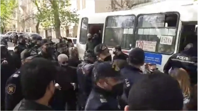 Prezident Administrasiya qarşısında təklif olunan təzminatdan narazı olan Sovetski sakinləri etiraz etməyə cəhd ediblər.