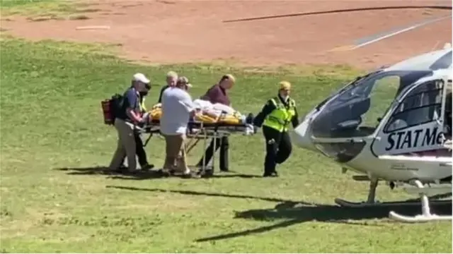 হেলিকপ্টারে করে সালমান রুশদীকে হাসপাতালে নেয়া হচ্ছে