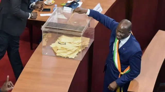 Amadou Soumahoro, président nouvellement élu de l'Assemblée nationale ivoirienne, dépose son bulletin de vote lors du vote.
