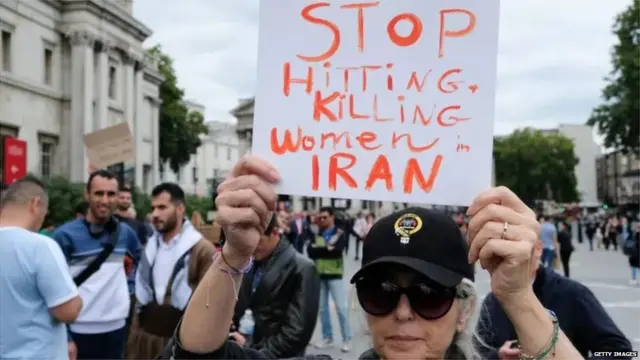 इराणमधील महिलांची निदर्शनं.