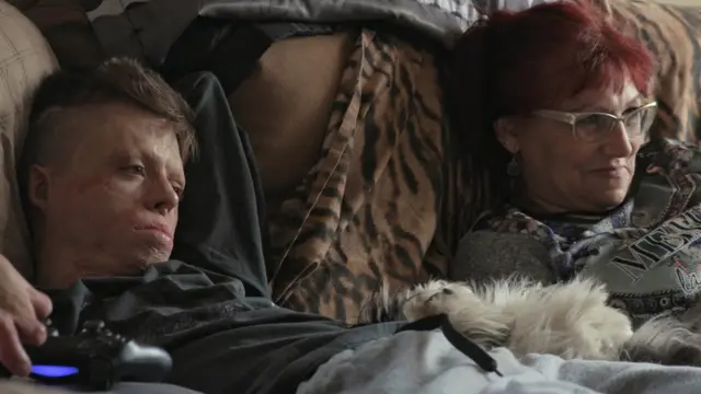 Aleixo junto a su madre en el salón de casa.