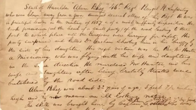 இந்த கையால் எழுதப்பட்ட இந்த குறிப்பு மண்டையோட்டின் கண்கல் இருந்த இடத்தில் வைக்கப்பட்டிருந்தது.