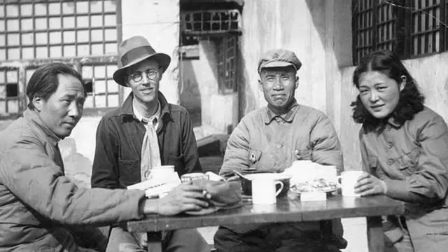 ماو إلى اليسار وزوجته وأحد رفاقه مع مراسل صحفي أمريكي