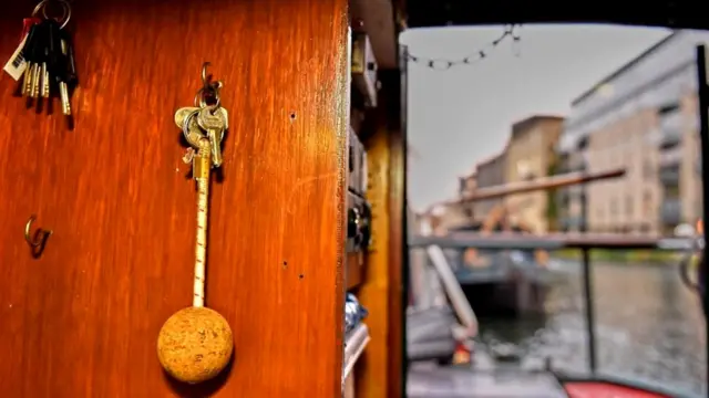 Красноречивое свидетельство того, что кто-то живет в плавучем доме: поплавок, а не брелок для ключей