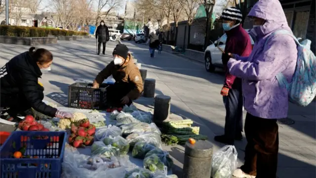 مواطنون في شارع في الصين