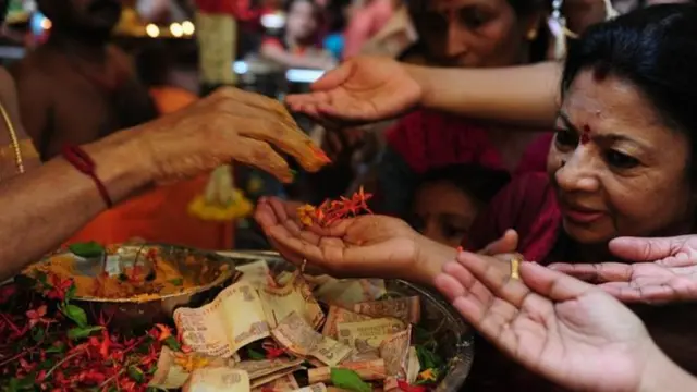 केरळमधील शबरीमला मंदिरात महिलांच्या प्रवेशाचा मुद्दा सुप्रीम कोर्टात प्रलंबित आहे.
