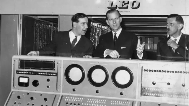 الأمير فيليب اثناء تفقده أول جهاز كومبيوتر انتج في بريطانيا ليو 2