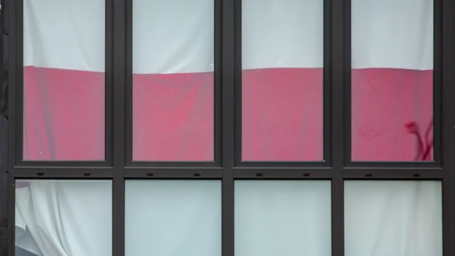 Бело-красно-белый флаг на лоджии