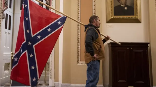 Un manifestante pro Trump con la bandera confederada en el Capitolio.