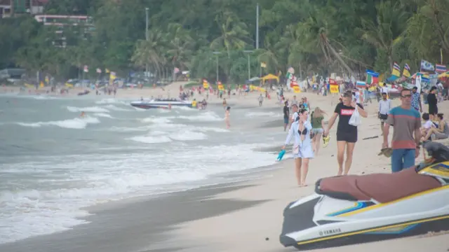บรรยากาศหาดป่าตอง-ส่วนใหญ่เป็นนักท่องเที่ยวชาติตะวันตก