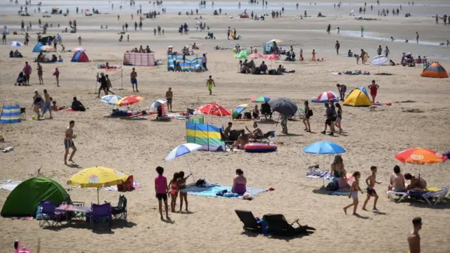 люди на пляже, июль