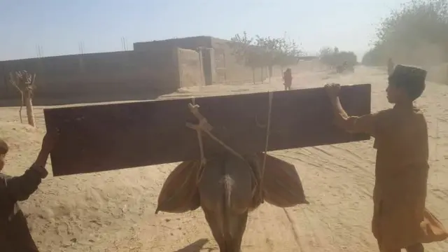 خانواده ای در حال کوچ